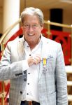 Zeist 26 maart 2023
Hans Kazan viert zijn 70e verjaardag en presenteert zijn boek. Ook krijgt hij een koninklijke onderscheiding in het Figi Theater/Hotel.