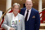 Zeist 26 maart 2023
Hans Kazan viert zijn 70e verjaardag en presenteert zijn boek. Ook krijgt hij een koninklijke onderscheiding in het Figi Theater/Hotel.