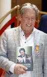 Zeist 26 maart 2023
Hans Kazan viert zijn 70e verjaardag en presenteert zijn boek. Ook krijgt hij een koninklijke onderscheiding in het Figi Theater/Hotel.