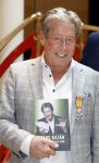 Zeist 26 maart 2023
Hans Kazan viert zijn 70e verjaardag en presenteert zijn boek. Ook krijgt hij een koninklijke onderscheiding in het Figi Theater/Hotel.