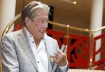Zeist 26 maart 2023
Hans Kazan viert zijn 70e verjaardag en presenteert zijn boek. Ook krijgt hij een koninklijke onderscheiding in het Figi Theater/Hotel.