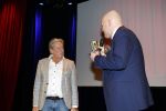 Zeist 26 maart 2023
Hans Kazan viert zijn 70e verjaardag en presenteert zijn boek. Ook krijgt hij een koninklijke onderscheiding in het Figi Theater/Hotel. hans en de schrijver van het boek Michel v Zeist
