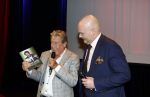 Zeist 26 maart 2023
Hans Kazan viert zijn 70e verjaardag en presenteert zijn boek. Ook krijgt hij een koninklijke onderscheiding in het Figi Theater/Hotel. hans en de schrijver van het boek Michel v Zeist