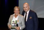 Zeist 26 maart 2023
Hans Kazan viert zijn 70e verjaardag en presenteert zijn boek. Ook krijgt hij een koninklijke onderscheiding in het Figi Theater/Hotel. hans en de schrijver van het boek Michel v Zeist