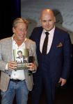 Zeist 26 maart 2023
Hans Kazan viert zijn 70e verjaardag en presenteert zijn boek. Ook krijgt hij een koninklijke onderscheiding in het Figi Theater/Hotel. hans en de schrijver van het boek Michel v Zeist