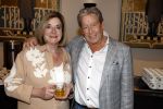 Zeist 26 maart 2023
Hans Kazan viert zijn 70e verjaardag en presenteert zijn boek. Ook krijgt hij een koninklijke onderscheiding in het Figi Theater/Hotel. Hans Kazan en Catharine Keyl