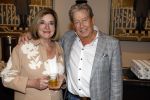 Zeist 26 maart 2023
Hans Kazan viert zijn 70e verjaardag en presenteert zijn boek. Ook krijgt hij een koninklijke onderscheiding in het Figi Theater/Hotel. Hans Kazan en Catharine Keyl