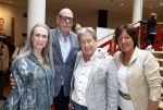 Zeist 26 maart 2023
Hans Kazan viert zijn 70e verjaardag en presenteert zijn boek. Ook krijgt hij een koninklijke onderscheiding in het Figi Theater/Hotel. Hans en Wendy met Rolf Meter en zijn vrouw