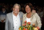 Zeist 26 maart 2023
Hans Kazan viert zijn 70e verjaardag en presenteert zijn boek. Ook krijgt hij een koninklijke onderscheiding in het Figi Theater/Hotel. hans en zijn vrouw Wendy