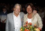 Zeist 26 maart 2023
Hans Kazan viert zijn 70e verjaardag en presenteert zijn boek. Ook krijgt hij een koninklijke onderscheiding in het Figi Theater/Hotel. hans en zijn vrouw Wendy