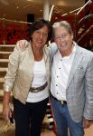 Zeist 26 maart 2023
Hans Kazan viert zijn 70e verjaardag en presenteert zijn boek. Ook krijgt hij een koninklijke onderscheiding in het Figi Theater/Hotel.