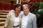 Zeist 26 maart 2023
Hans Kazan viert zijn 70e verjaardag en presenteert zijn boek. Ook krijgt hij een koninklijke onderscheiding in het Figi Theater/Hotel. Ook zijn vrouw Wendy is er natuurlijk bij. Hans Klok