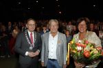 Zeist 26 maart 2023
Hans Kazan viert zijn 70e verjaardag en presenteert zijn boek. Ook krijgt hij een koninklijke onderscheiding in het Figi Theater/Hotel. Ook zijn vrouw Wendy is er natuurlijk bij. Burgemeester Koos Janssen van Zeist reikt onderscheiding uit