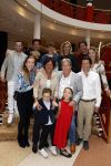 Zeist 26 maart 2023
Hans Kazan viert zijn 70e verjaardag en presenteert zijn boek. Ook krijgt hij een koninklijke onderscheiding in het Figi Theater/Hotel. hans Kazan met zijn vrouw Wendy en kinderen Steven Kazan Oscar Kazan Renzo Kazan en Lara Kazan hun partners en kleinkinderen