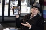 Rotterdam 14 april 2023
Boekpresentatie boek Hans de Booij . Johan Vlemmix reikte het eerste boek uit.
Hans zit in het gips omdat hij nzijn enkel heeft gebroken.