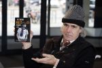 Rotterdam 14 april 2023
Boekpresentatie boek Hans de Booij . Johan Vlemmix reikte het eerste boek uit.
Hans zit in het gips omdat hij nzijn enkel heeft gebroken.