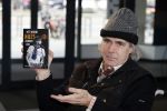 Rotterdam 14 april 2023
Boekpresentatie boek Hans de Booij . Johan Vlemmix reikte het eerste boek uit.
Hans zit in het gips omdat hij nzijn enkel heeft gebroken.