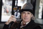 Rotterdam 14 april 2023
Boekpresentatie boek Hans de Booij . Johan Vlemmix reikte het eerste boek uit.
Hans zit in het gips omdat hij nzijn enkel heeft gebroken.