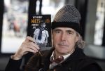 Rotterdam 14 april 2023
Boekpresentatie boek Hans de Booij . Johan Vlemmix reikte het eerste boek uit.
Hans zit in het gips omdat hij nzijn enkel heeft gebroken.