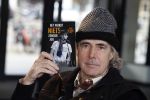 Rotterdam 14 april 2023
Boekpresentatie boek Hans de Booij . Johan Vlemmix reikte het eerste boek uit.
Hans zit in het gips omdat hij nzijn enkel heeft gebroken.