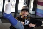 Rotterdam 14 april 2023
Boekpresentatie boek Hans de Booij . Johan Vlemmix reikte het eerste boek uit.
Hans zit in het gips omdat hij nzijn enkel heeft gebroken.