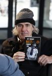 Rotterdam 14 april 2023
Boekpresentatie boek Hans de Booij . Johan Vlemmix reikte het eerste boek uit.
Hans zit in het gips omdat hij nzijn enkel heeft gebroken.