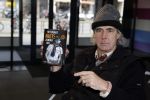 Rotterdam 14 april 2023
Boekpresentatie boek Hans de Booij . Johan Vlemmix reikte het eerste boek uit.
Hans zit in het gips omdat hij nzijn enkel heeft gebroken.