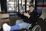Rotterdam 14 april 2023
Boekpresentatie boek Hans de Booij . Johan Vlemmix reikte het eerste boek uit.
Hans zit in het gips omdat hij nzijn enkel heeft gebroken.