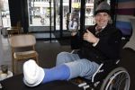 Rotterdam 14 april 2023
Boekpresentatie boek Hans de Booij . Johan Vlemmix reikte het eerste boek uit.
Hans zit in het gips omdat hij nzijn enkel heeft gebroken.
