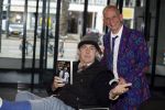 Rotterdam 14 april 2023
Boekpresentatie boek Hans de Booij . Johan Vlemmix reikte het eerste boek uit.
Hans zit in het gips omdat hij nzijn enkel heeft gebroken.