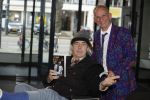 Rotterdam 14 april 2023
Boekpresentatie boek Hans de Booij . Johan Vlemmix reikte het eerste boek uit.
Hans zit in het gips omdat hij nzijn enkel heeft gebroken.