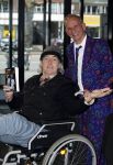 Rotterdam 14 april 2023
Boekpresentatie boek Hans de Booij . Johan Vlemmix reikte het eerste boek uit.
Hans zit in het gips omdat hij nzijn enkel heeft gebroken.