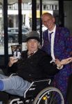 Rotterdam 14 april 2023
Boekpresentatie boek Hans de Booij . Johan Vlemmix reikte het eerste boek uit.
Hans zit in het gips omdat hij nzijn enkel heeft gebroken.