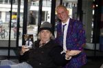 Rotterdam 14 april 2023
Boekpresentatie boek Hans de Booij . Johan Vlemmix reikte het eerste boek uit.
Hans zit in het gips omdat hij nzijn enkel heeft gebroken.