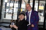 Rotterdam 14 april 2023
Boekpresentatie boek Hans de Booij . Johan Vlemmix reikte het eerste boek uit.
Hans zit in het gips omdat hij nzijn enkel heeft gebroken.