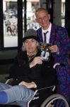 Rotterdam 14 april 2023
Boekpresentatie boek Hans de Booij . Johan Vlemmix reikte het eerste boek uit.
Hans zit in het gips omdat hij nzijn enkel heeft gebroken.
