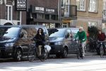 Amsterdam 8 april 2023
Henriette Tol met man op de fiets in het centrum van Amsterdam
