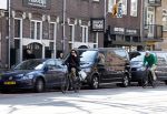 Amsterdam 8 april 2023
Henriette Tol met man op de fiets in het centrum van Amsterdam