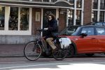 Amsterdam 8 april 2023
Henriette Tol met man op de fiets in het centrum van Amsterdam