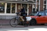 Amsterdam 8 april 2023
Henriette Tol met man op de fiets in het centrum van Amsterdam