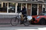 Amsterdam 8 april 2023
Henriette Tol met man op de fiets in het centrum van Amsterdam