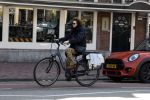 Amsterdam 8 april 2023
Henriette Tol met man op de fiets in het centrum van Amsterdam
