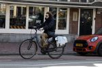 Amsterdam 8 april 2023
Henriette Tol met man op de fiets in het centrum van Amsterdam