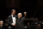 Amsterdam 18 april 2023
Jaap v Zweden krijgt de concertgebouwprijs 2023 in het concertgebouw uit handen van directeur Simon Reinink .