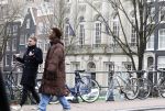 Amsterdam 21 maart 2023
JEANGU MACROOY met een kennis op straat in Amsterdam.