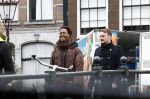 Amsterdam 21 maart 2023
JEANGU MACROOY met een kennis op straat in Amsterdam.