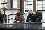 Amsterdam 21 maart 2023
JEANGU MACROOY met een kennis op straat in Amsterdam.