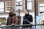 Amsterdam 21 maart 2023
JEANGU MACROOY met een kennis op straat in Amsterdam.