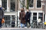 Amsterdam 21 maart 2023
JEANGU MACROOY met een kennis op straat in Amsterdam.