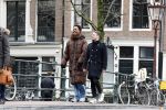 Amsterdam 21 maart 2023
JEANGU MACROOY met een kennis op straat in Amsterdam.